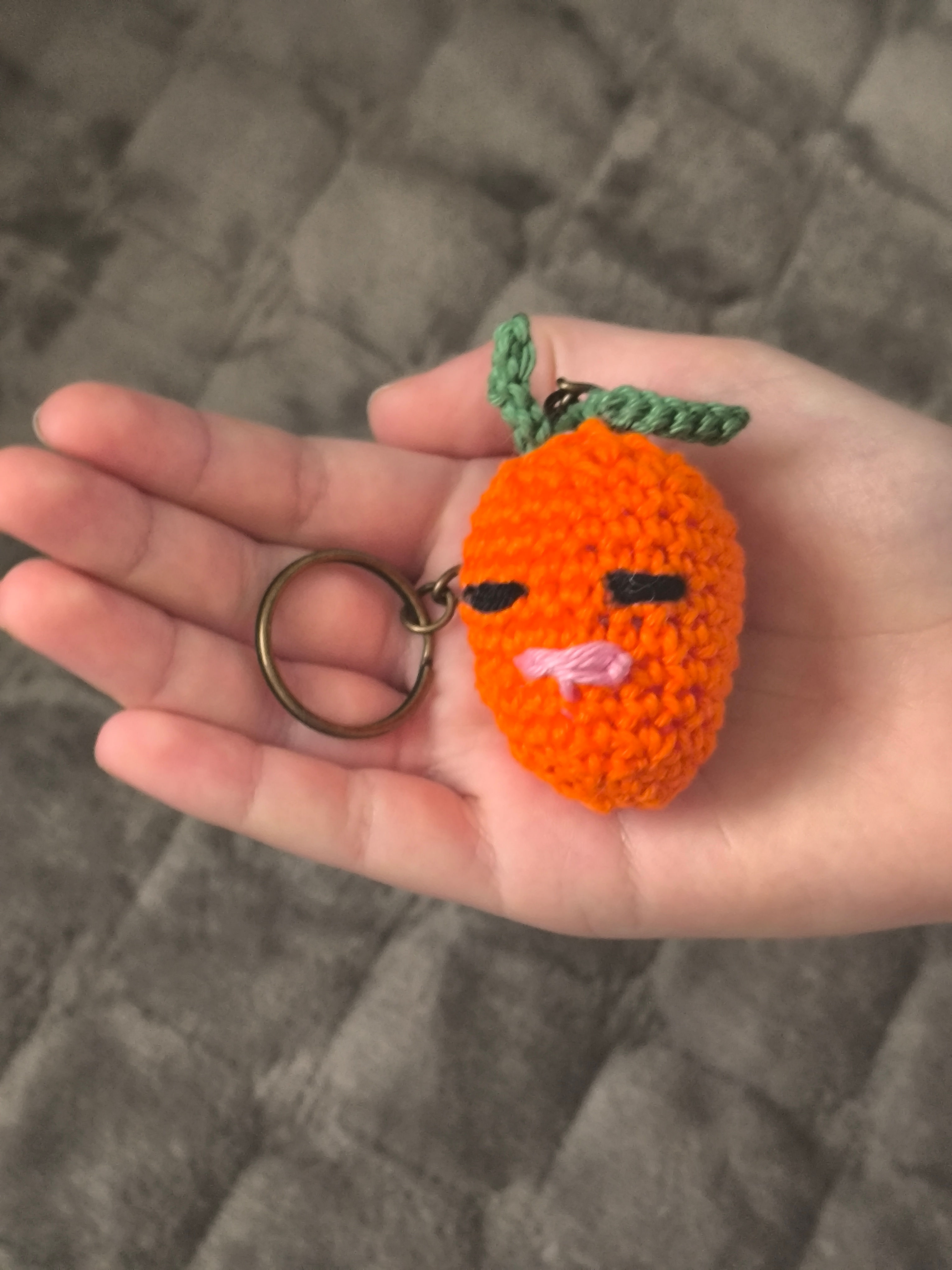 Répa horgolt kulcstartó – aranyos amigurumi ajándék