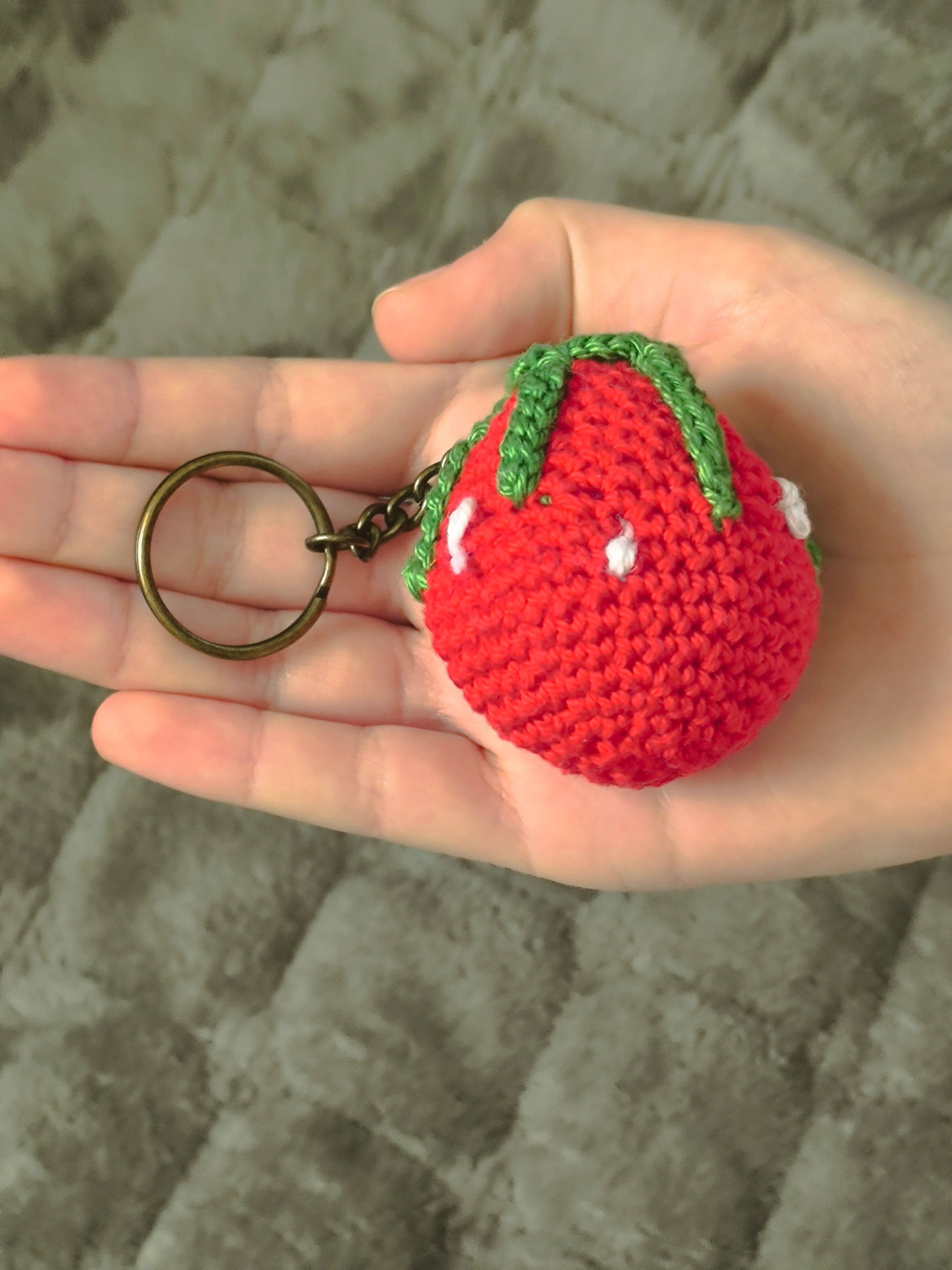 Eper horgolt kulcstartó – kézzel készült amigurumi figura