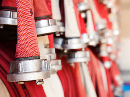 Como escolher o equipamento e sistemas de proteção contra incêndios adequados para um edifício