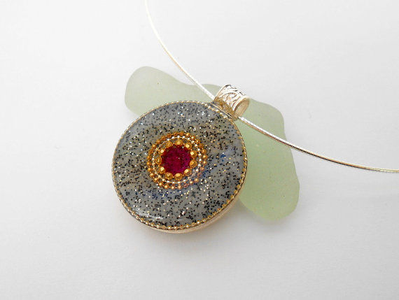 תמונה ממוזערת: Red stone necklace