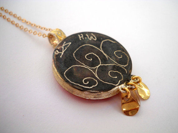 תמונה ממוזערת: Red & Gold dangling pendant with a pearl