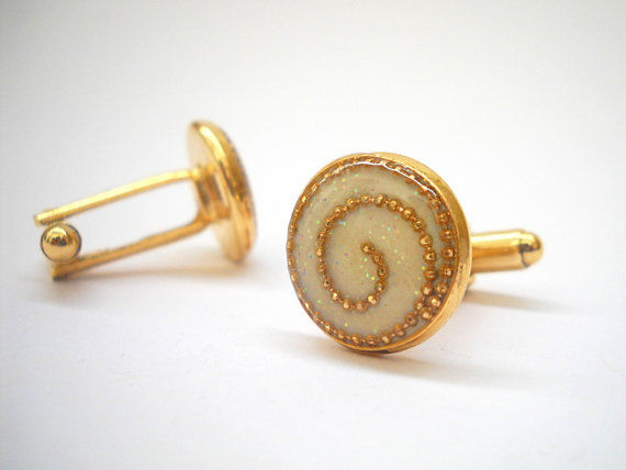 תמונה ממוזערת: Women Gold and White Cufflinks