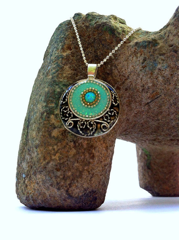 תמונה ממוזערת: Round Silver pendant inlaid with Opal