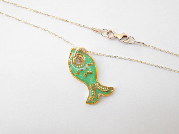 תמונה ממוזערת: Mint green fish pendant necklace