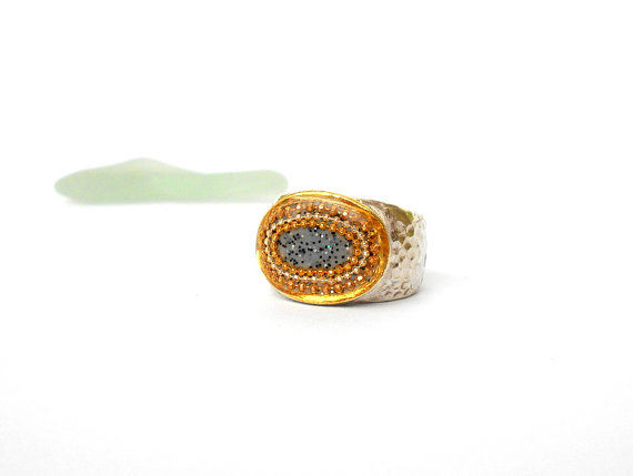 תמונה ממוזערת: Grey Oval ring dotted ring hammered