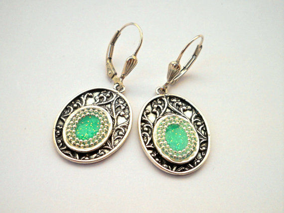 תמונה ממוזערת: Oxidized sterling silver earrings, green center