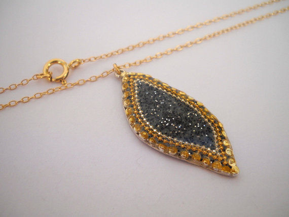 תמונה ממוזערת: Grey Gold leaf pendant