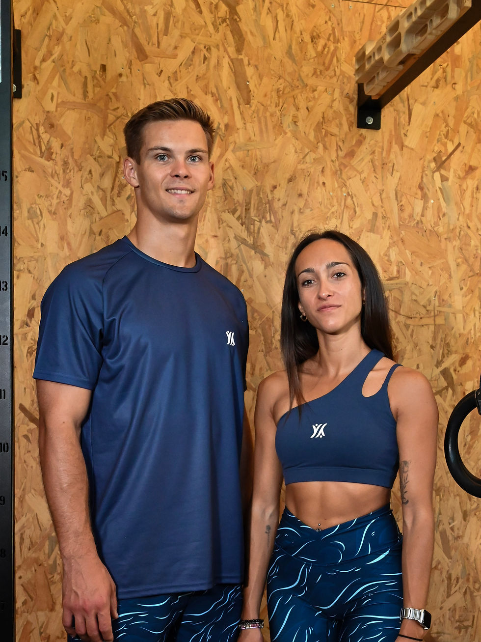Duo mixte assorti en t-shirt Essential, brassière Freyja et short Océan navy, tous deux de face, zoom - Flashy Matchy