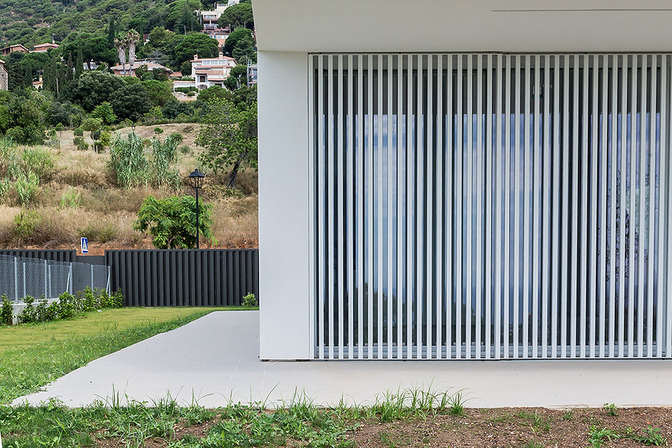 Viviendas El Turó de la Cisa, celosías de lamas fijas Gradpanel Serie T de Gradhermetic 14