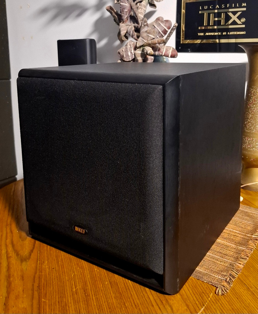 SUBWOOFER KEF C4 200W 8" 29hz 100 a 240v — KEF