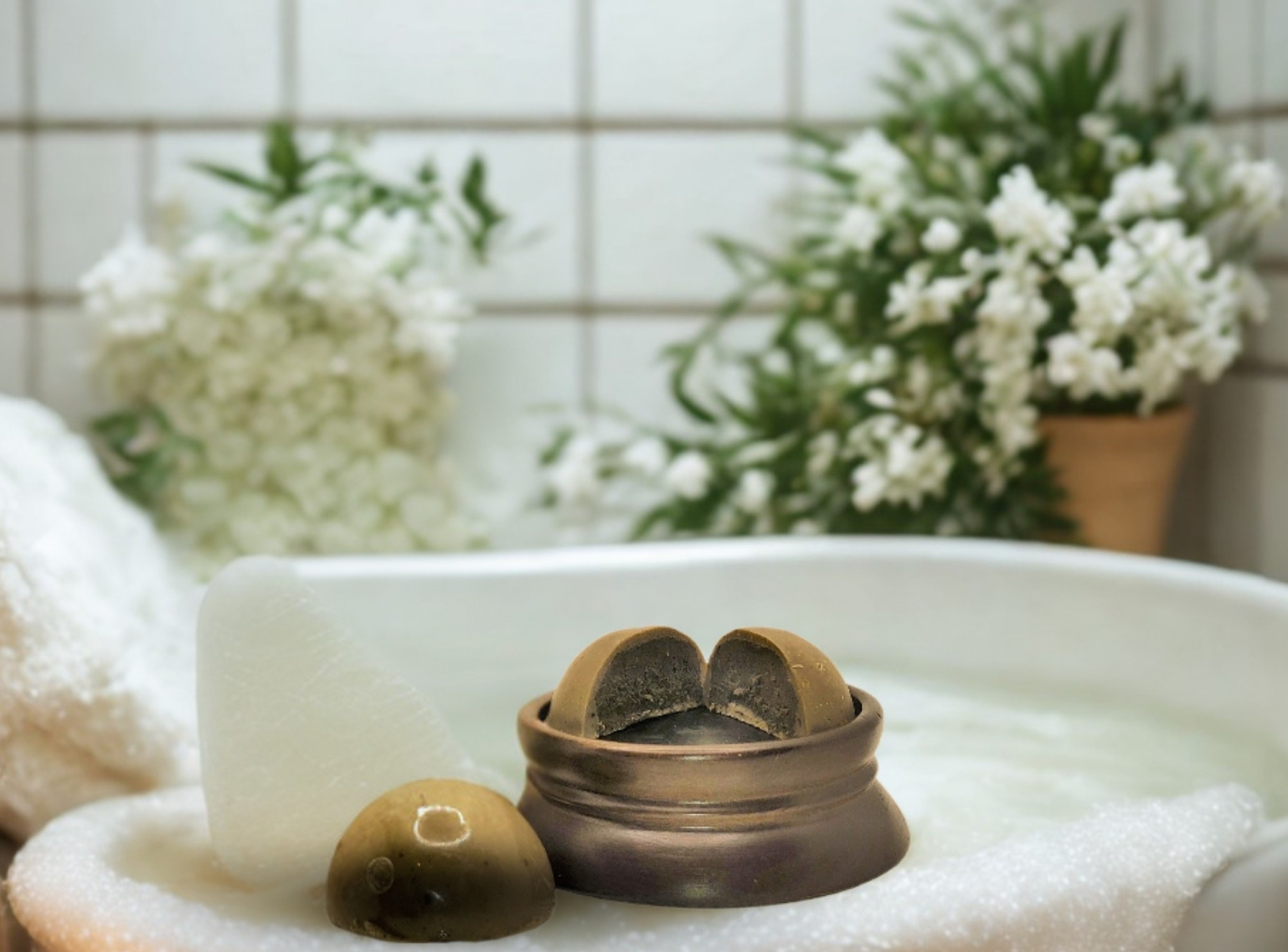 Seaweed Soap Bomb with Mineral Mud Infused Shea Butter filling