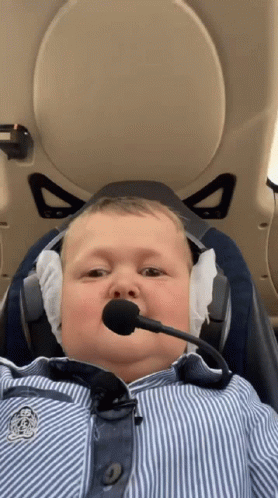 hasbulla-magomedov-cute-pilot-captain-wink-fa8dio4k3gjxn2lk.gif