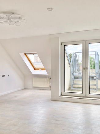 frisch saniertes und tageslichtdurchflutetes Einzelzimmer der betreuten Wohngruppe Gransee bei Berlin mit Zugang zur Terrasse. 