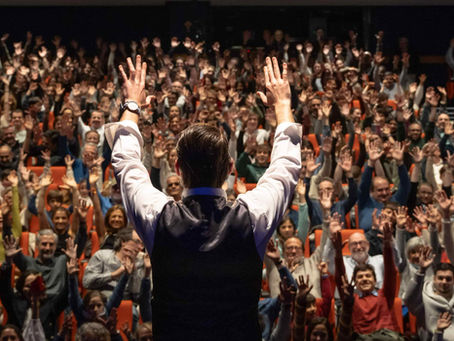 Jaime Medel ante el público en el estreno de El Sueño del Artista