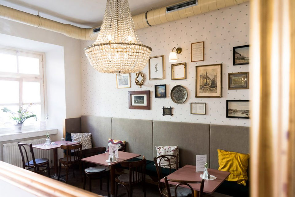 Nine Designs Interior Café Fotter Spiegelsaal Bilderwand