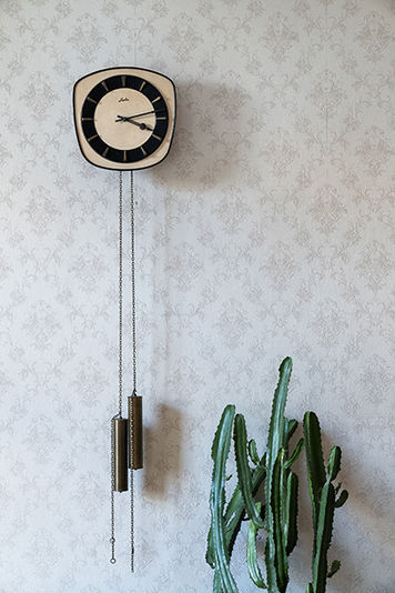 Nine Designs Interior KANNST Coworking Space Graz Vintage Uhr Kaktus.jpg