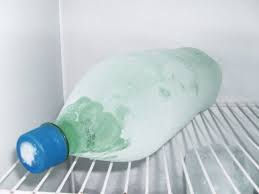 una botella de agua en un congelador