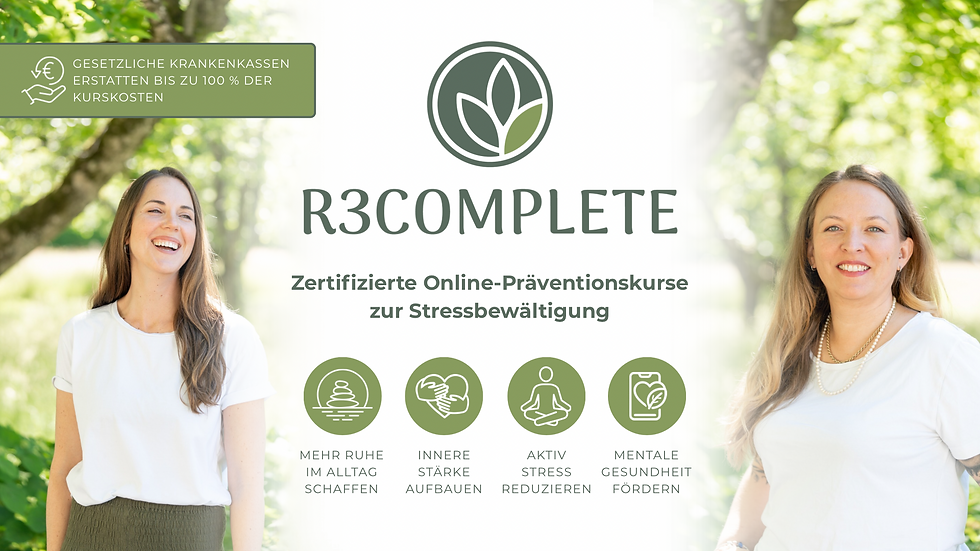 Gründerinnen von R3COMPLETE:
Zwei lächelnde Frauen vor grünem Waldhintergrund mit R3COMPLETE-Logo und Text zu zertifizierten Online-Präventionskursen.
