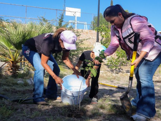 Llevan Manque Granados y Joss Vega jornada de reforestación, limpieza y útiles escolares a primaria de El Saucito