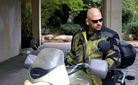 Conductores y acompañantes deben usar casco