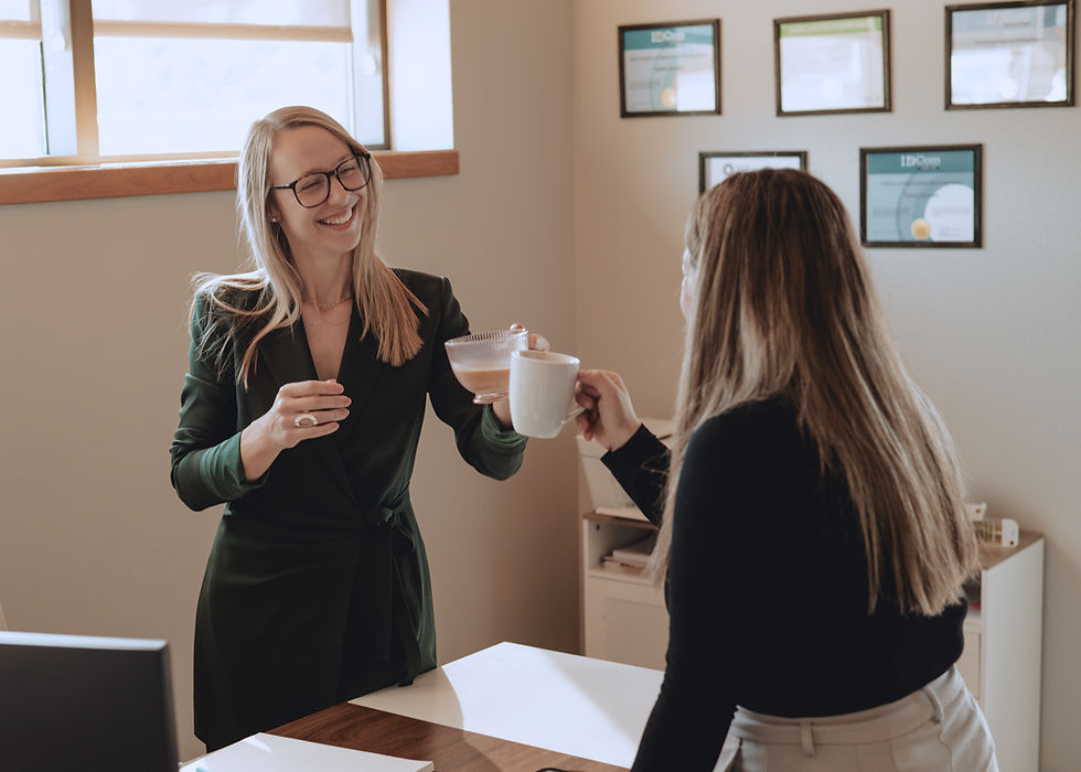 Deux femmes discutent pour un accompagnement stratégique pme.