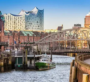 Historische Speicherstadt mit Brücke und moderner Elbphilharmonie – Hamburgs Architekturvielfalt am Wasser.