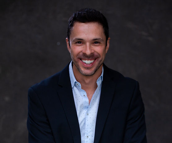 Roberto 2024 studio foto (12 of 18)_edited.jpg