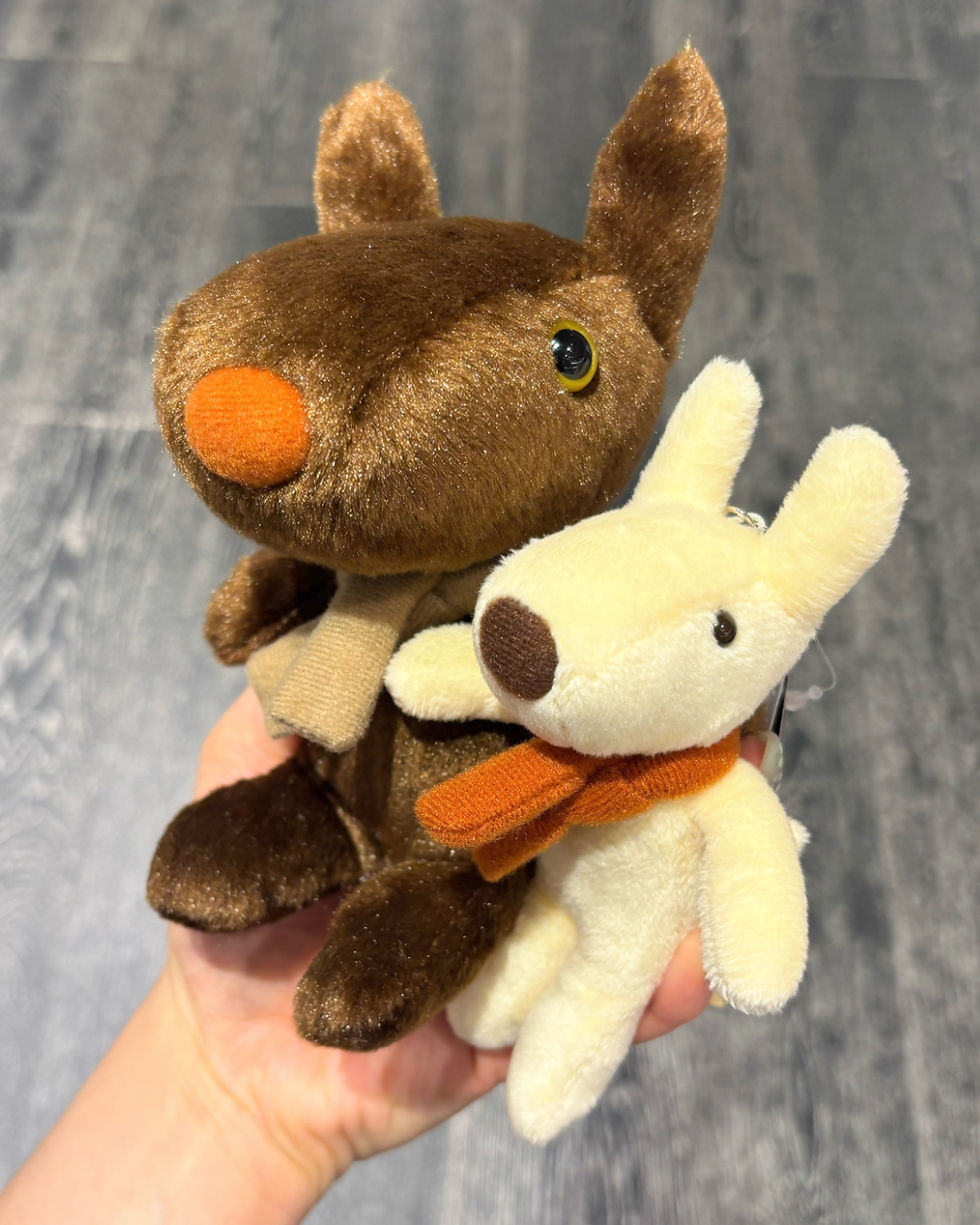 リサ(右)はホワイトチョコカラーのマスコット、ガスパール(左)はチョコカラーのぬいぐるみです☆