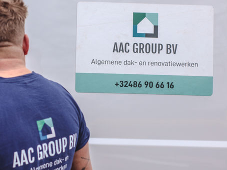 Alex staat voor het busje met onze telefoon nummer 0486906616
