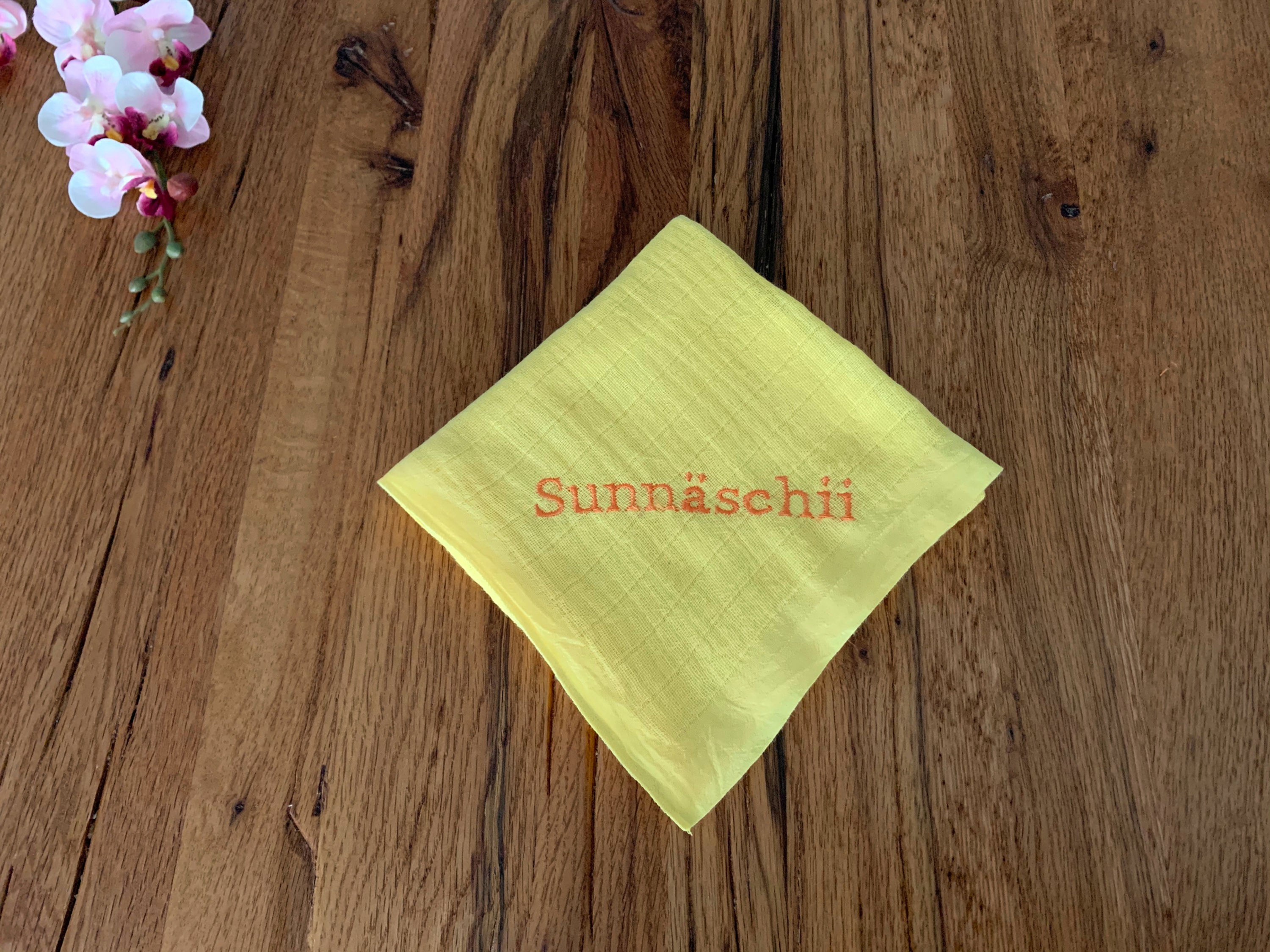 Nuscheli bestickt gelb