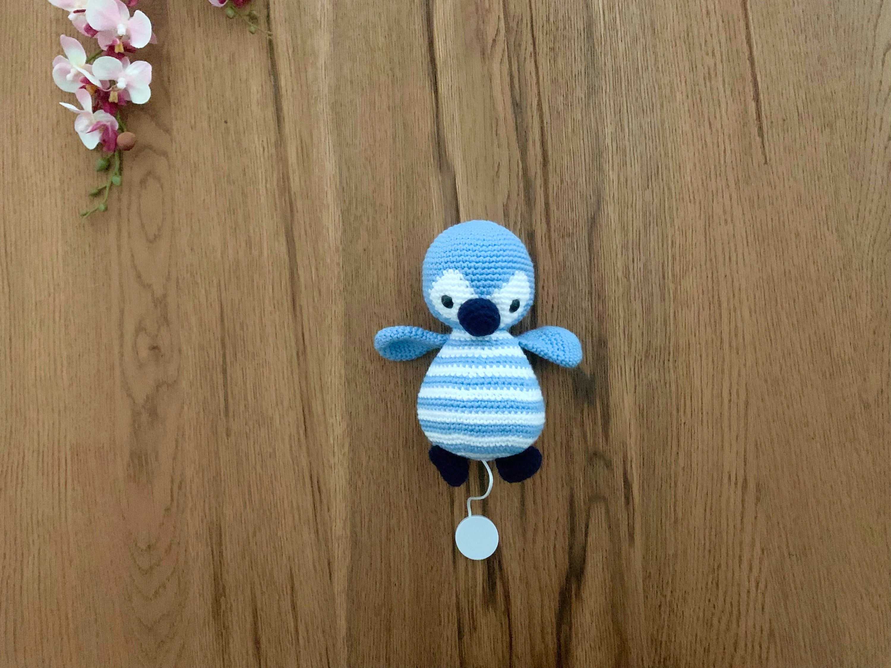  Spieluhr Pinguin Biru gehäkelt
