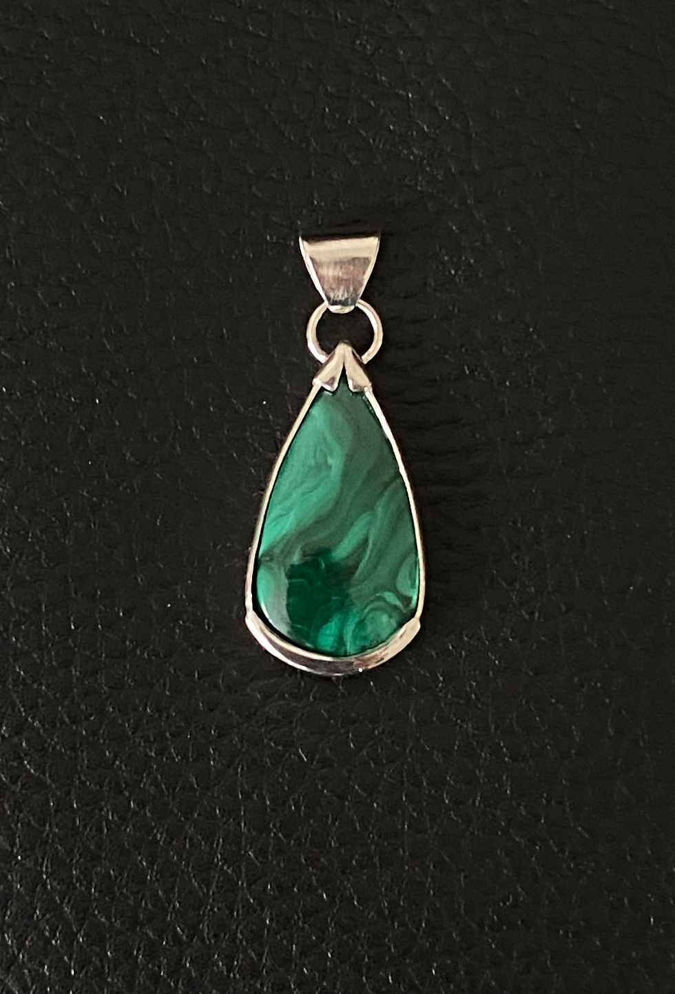 Miniatura: 2P. Malachite and silver pendants