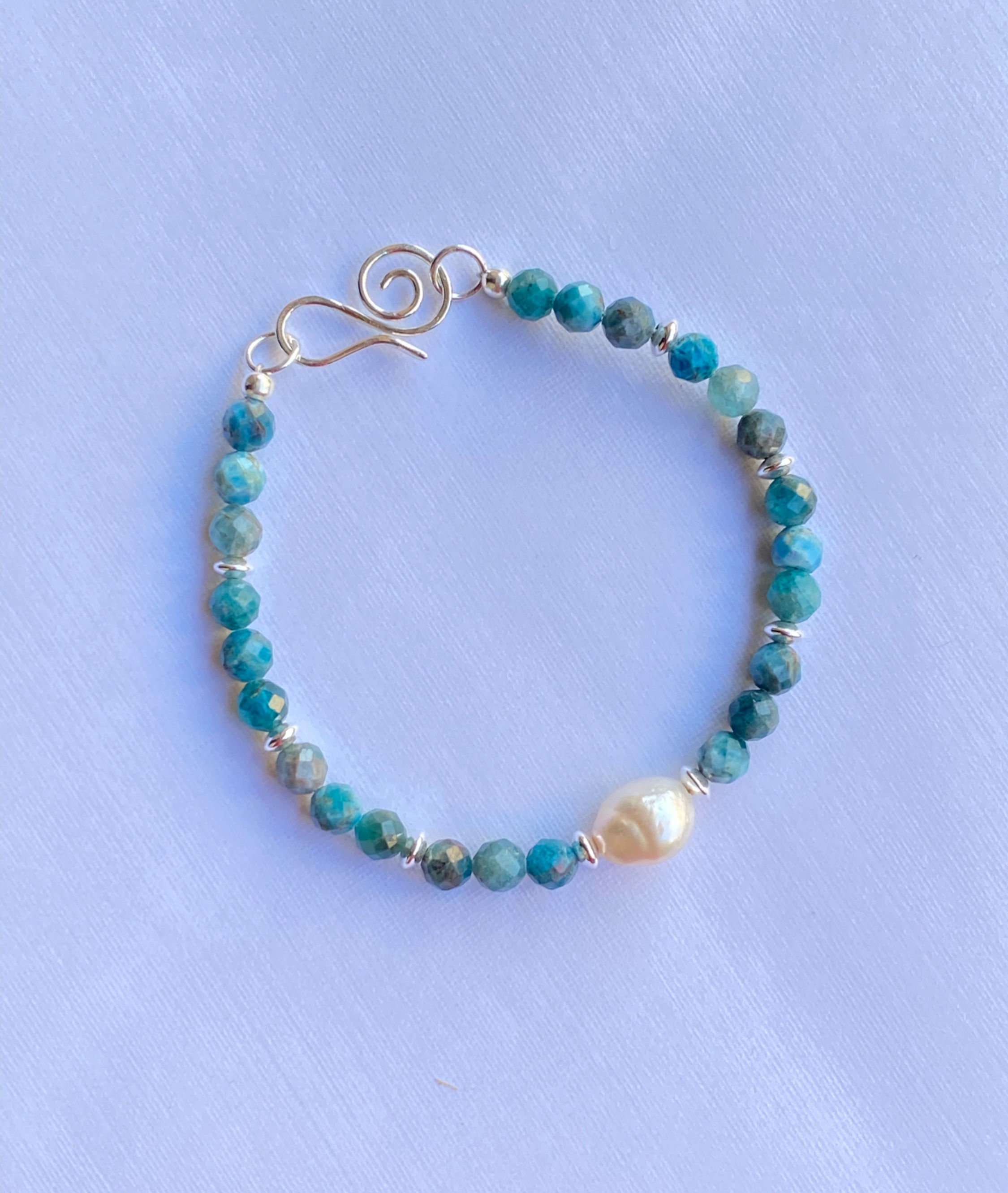 6B. Bracelet of apatite and silver with a freshwater pearl