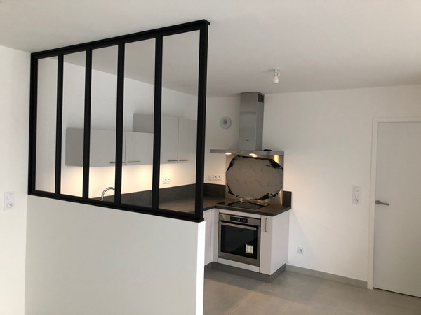cuisine d'appartement avec verriere