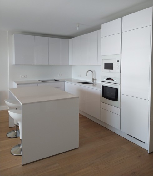 renovation de cuisine avec façades des meubles en laqué blanc brillant; plan de travail en pierre Silestone de coloris Blanc . Rénovation cuisine Appartement de la baule