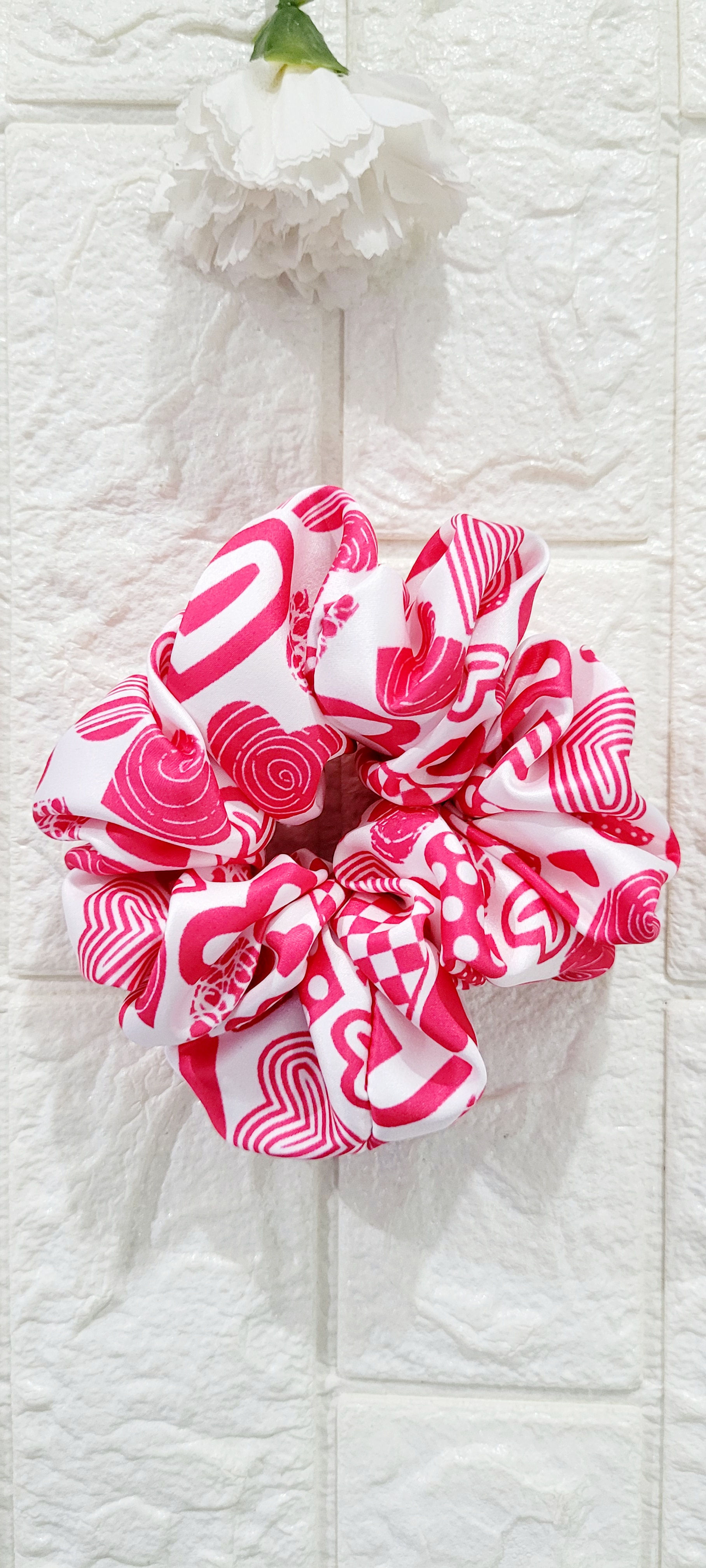 Scrunchy White Pink prints