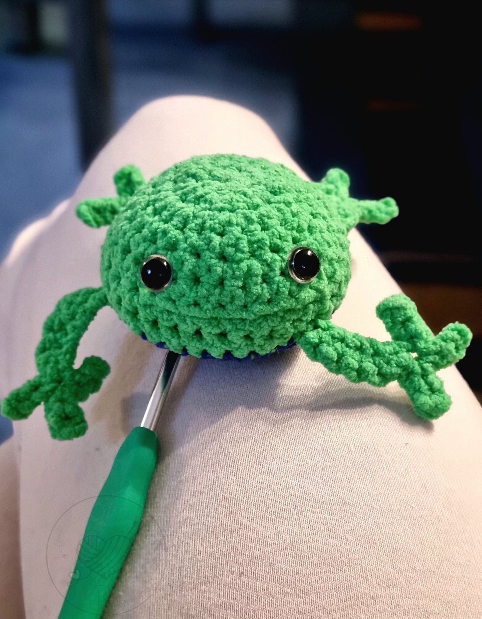 HANDMADE by Petra • Kvačkana igrača Navihani Žabec • Kvačkana žabica