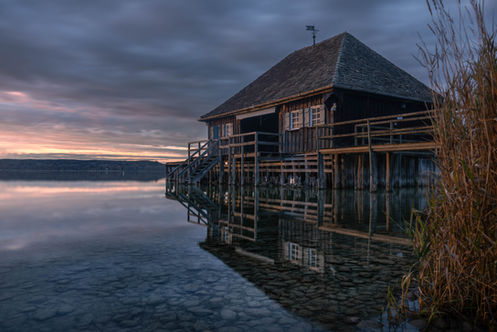 Das Bootshaus am  wunderschönen Ammersee zur blauen Stunde.