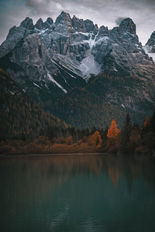 Der malerische Dürrensee in Südtirol mit stimmungsvollem Licht.