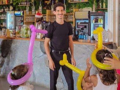 Animation commerciale en Martinique : pourquoi la sculpture sur ballons et la magie de rue captivent les clients ?
