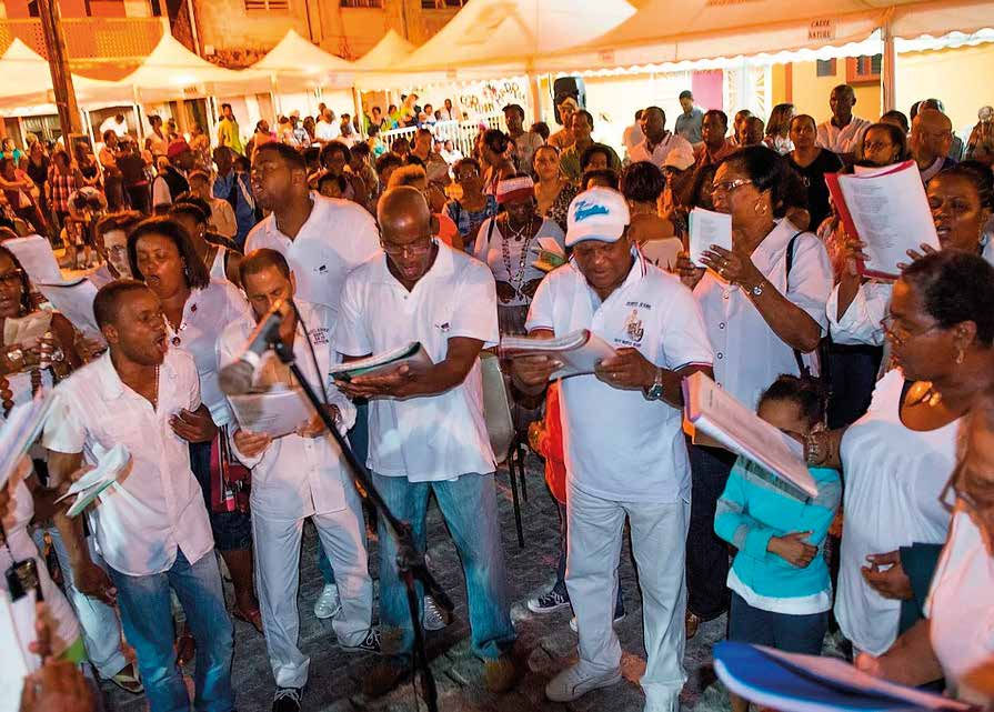Arbres de Noël d'entreprise en Martinique : quelle animation magie choisir pour émerveiller petits et grands ?