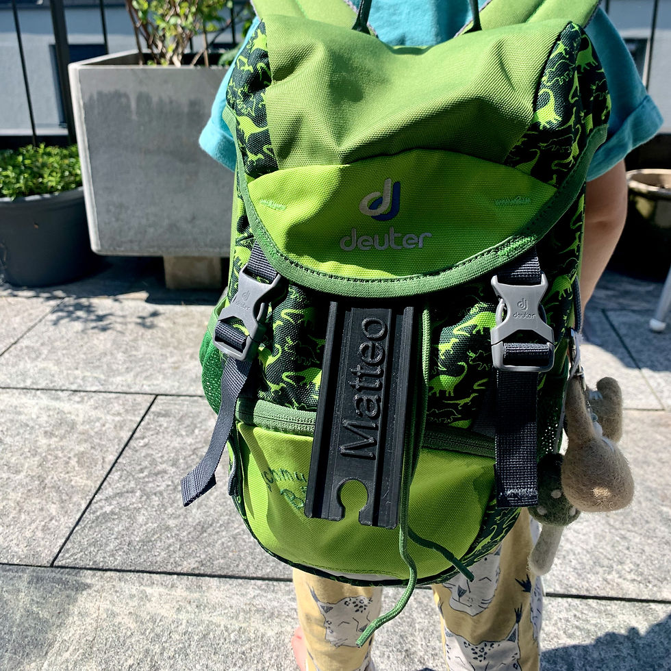 Personalisierte Schiene für BRIO Bahn an Rucksack