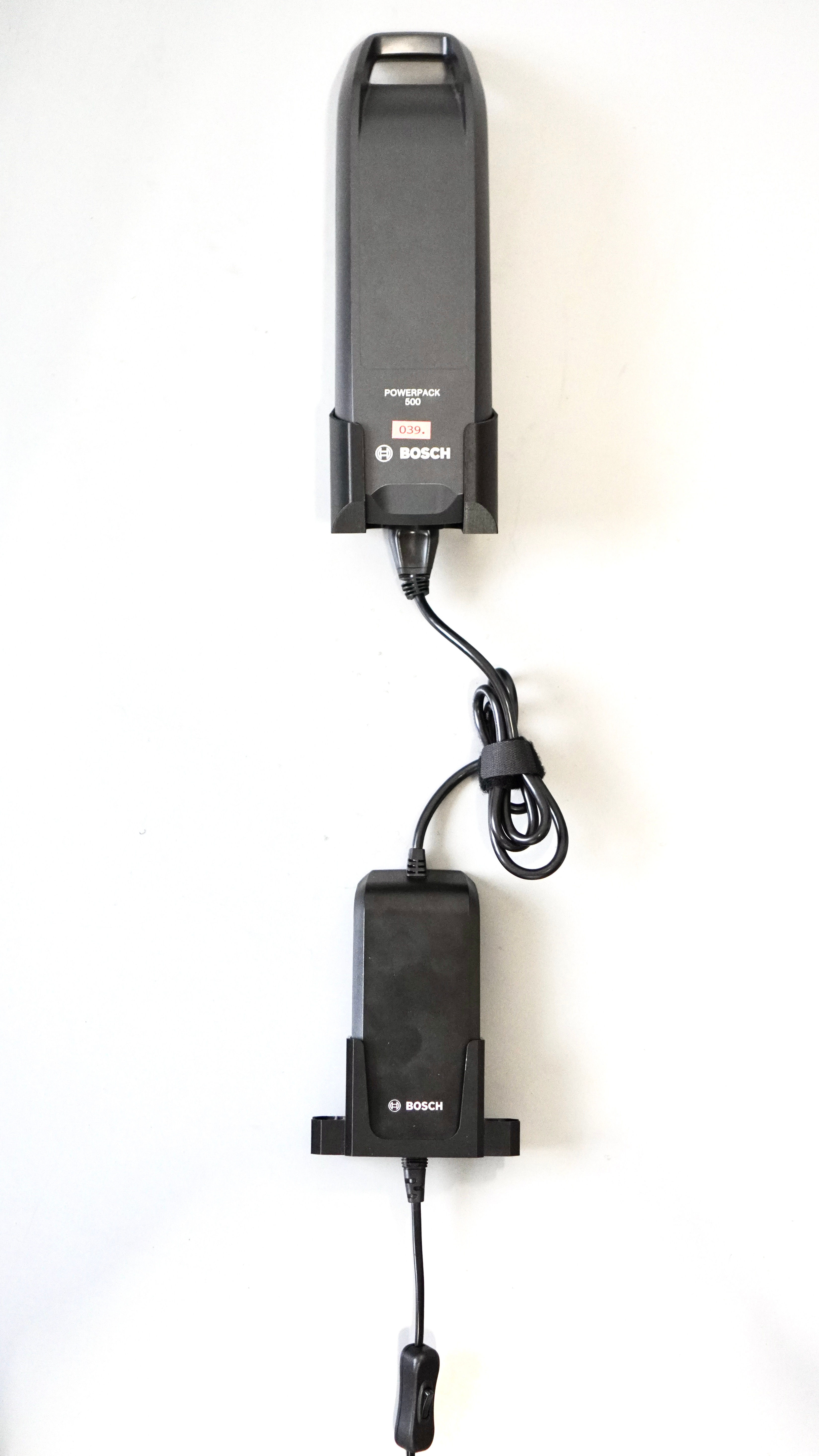 Wandhalterung E-Bike Ladegerät BOSCH 36 | A2, A4, A6 montiert mit Akku