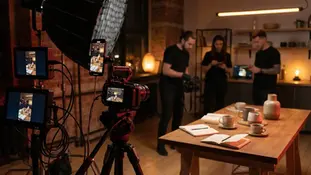 Sosyal medya video çekimi prodüksiyonunda profesyonel kamera kurulumu ve içerik seti