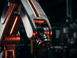 Modern üretim hattında çalışan robot kolun yakın plan görüntüsü, fabrikanın teknolojik altyapısını ve kesintisiz üretim gücünü simgeliyor.