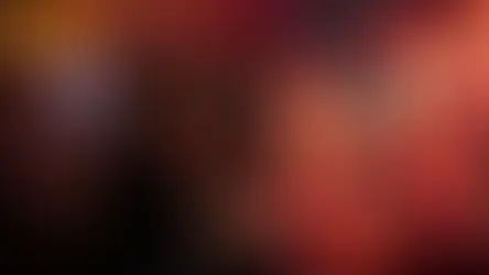 Dans gösterisini hareketli gimbal kamera ile kaydeden profesyonel etkinlik filmi ekibi ve renkli sahne atmosferi.