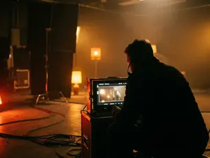 Profesyonel stüdyo ortamında spot reklam çekimi için hazırlanan set ve ışık düzeni.