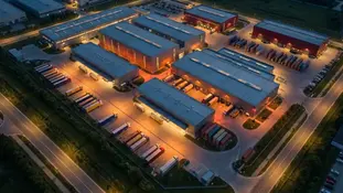 Drone bakışıyla görüntülenen modern fabrika yerleşkesi ve lojistik alanı