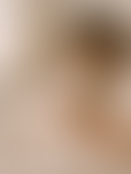 Mujer joven sentada en una cama desordenada cerca de una ventana escribiendo en un diario personal. La luz suave de la mañana entra a través de cortinas translúcidas iluminando la escena. Sobre la cama hay sábanas de lino, una taza de café y un cuaderno abierto. La atmósfera es tranquila e introspectiva, evocando un momento de journaling y reflexión emocional. Fotografía editorial estilo NYLON Magazine con tonos suaves y estética nostálgica inspirada en el bienestar emocional y la escritura personal.