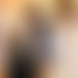 Collage editorial de las mejor vestidas de los Actor Awards 2026 sobre fondo dorado con el logotipo del evento. Aparecen Jenna Ortega en vestido lencero marfil, Kate Hudson con diseño fluido en tono nude, Demi Moore en silueta estructural negra con volumen lateral, Gwyneth Paltrow en vestido de encaje negro, Rose Byrne en Chanel blanco minimalista y otras celebridades en looks columna y boudoir couture. Tendencias 2026 en red carpet: minimalismo estructural, slip dress y glamour contemporáneo.